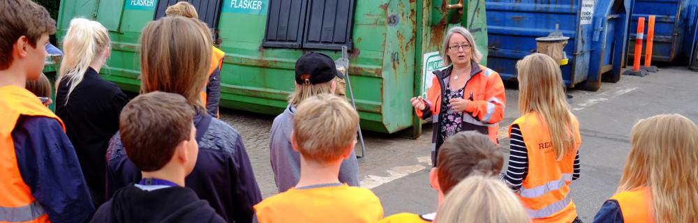 Elever samlet på genbrugspladsen får undervisning