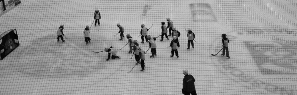 Børn spiller ishockey