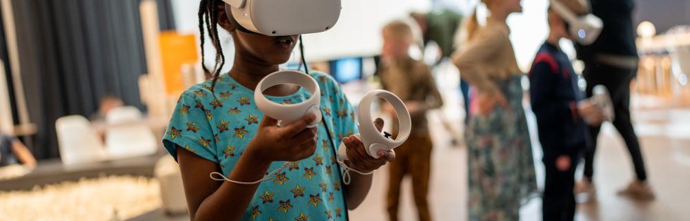 Et barn oplever arkitektur i virtual reality