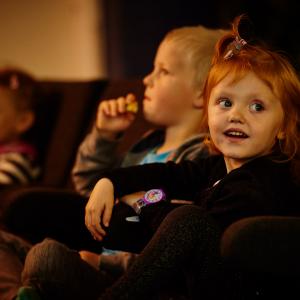 Børn der ser film