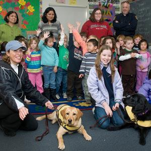Elever, lærer og to hunde 