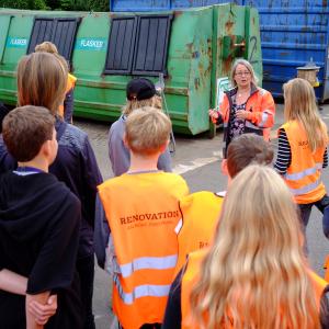 Elever samlet på genbrugspladsen får undervisning