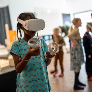 Et barn oplever arkitektur i virtual reality