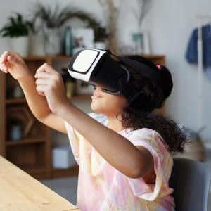 Barn med VR briller 